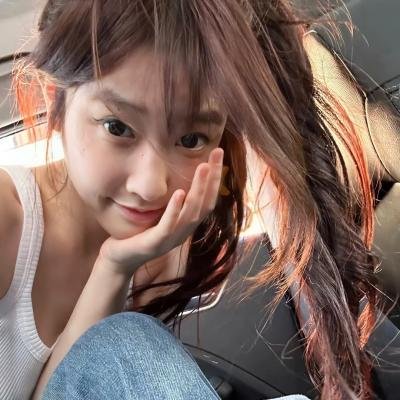 穿黄睡衣的女孩